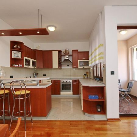 Polo Apartments Ровин Екстериор снимка