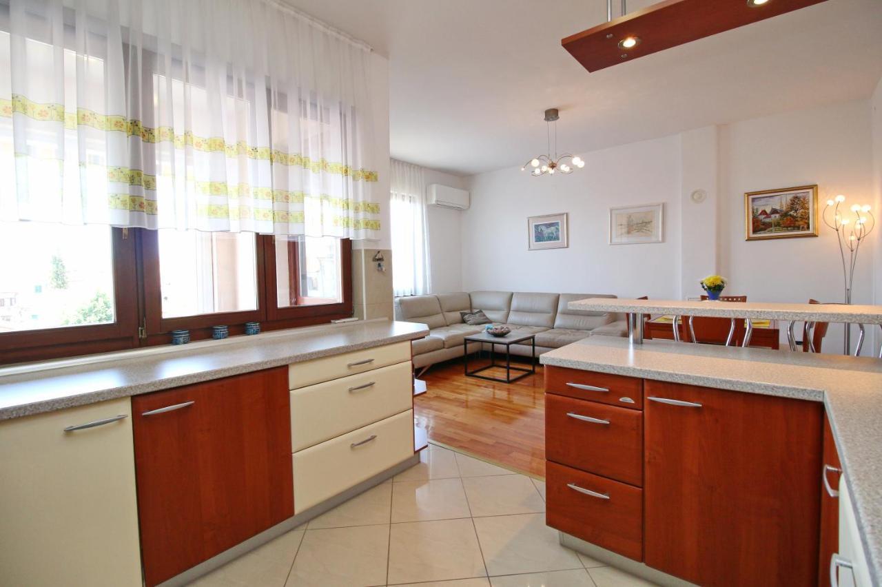 Polo Apartments Ровин Екстериор снимка