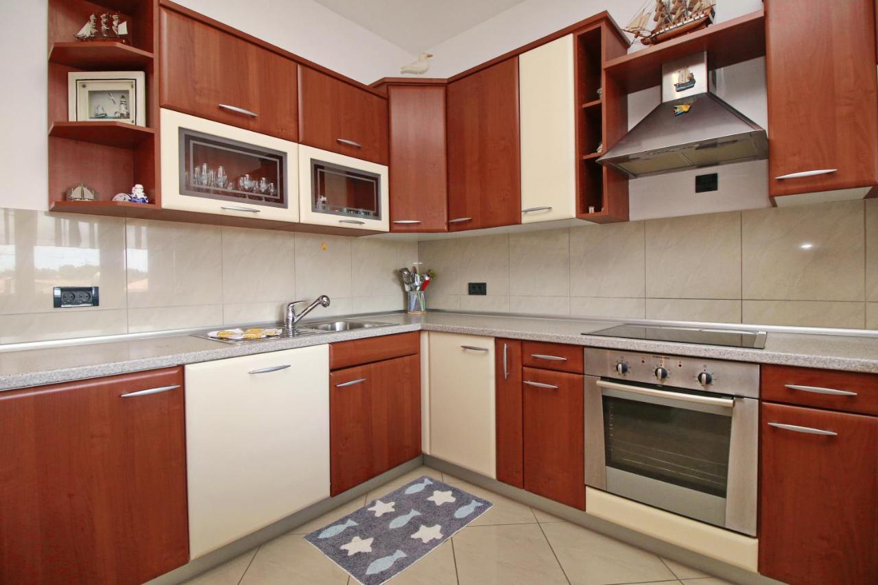Polo Apartments Ровин Екстериор снимка