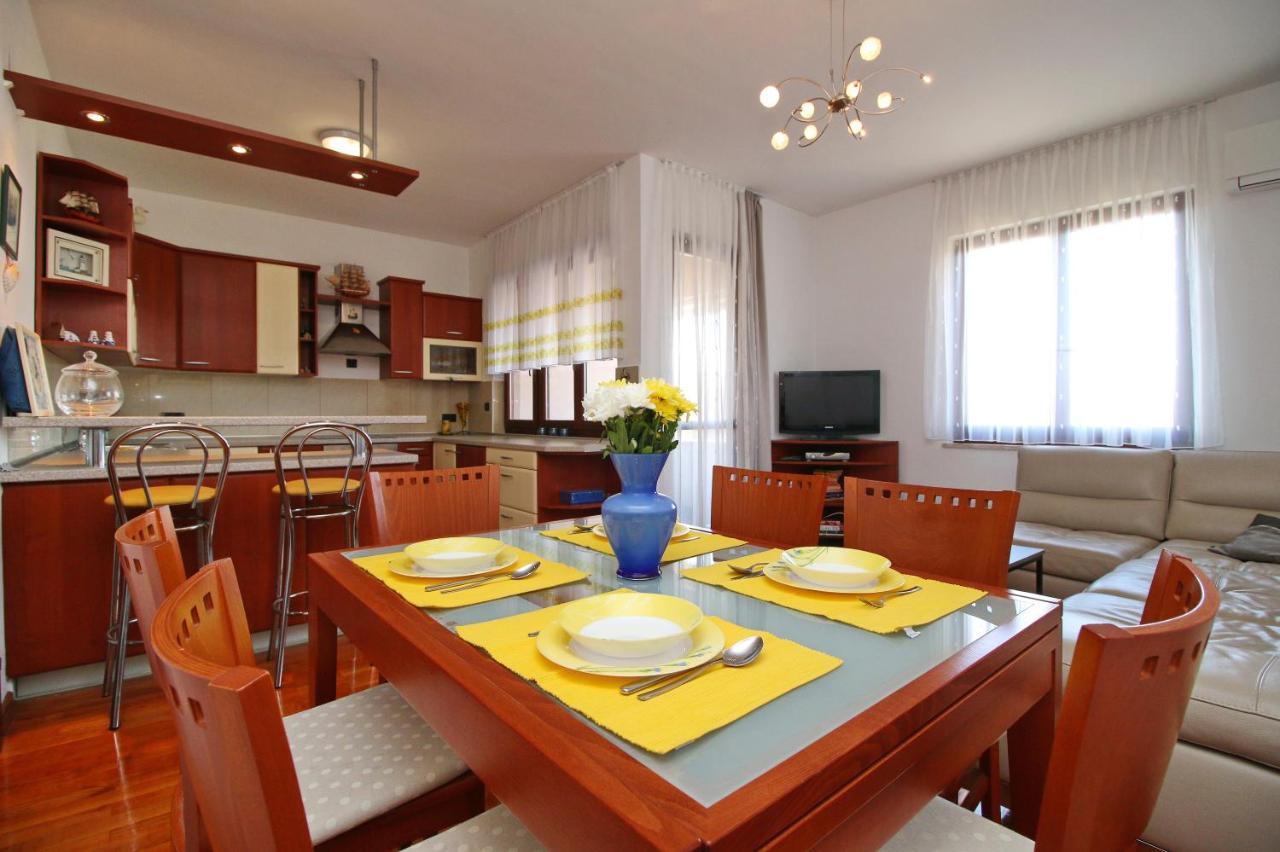 Polo Apartments Ровин Екстериор снимка