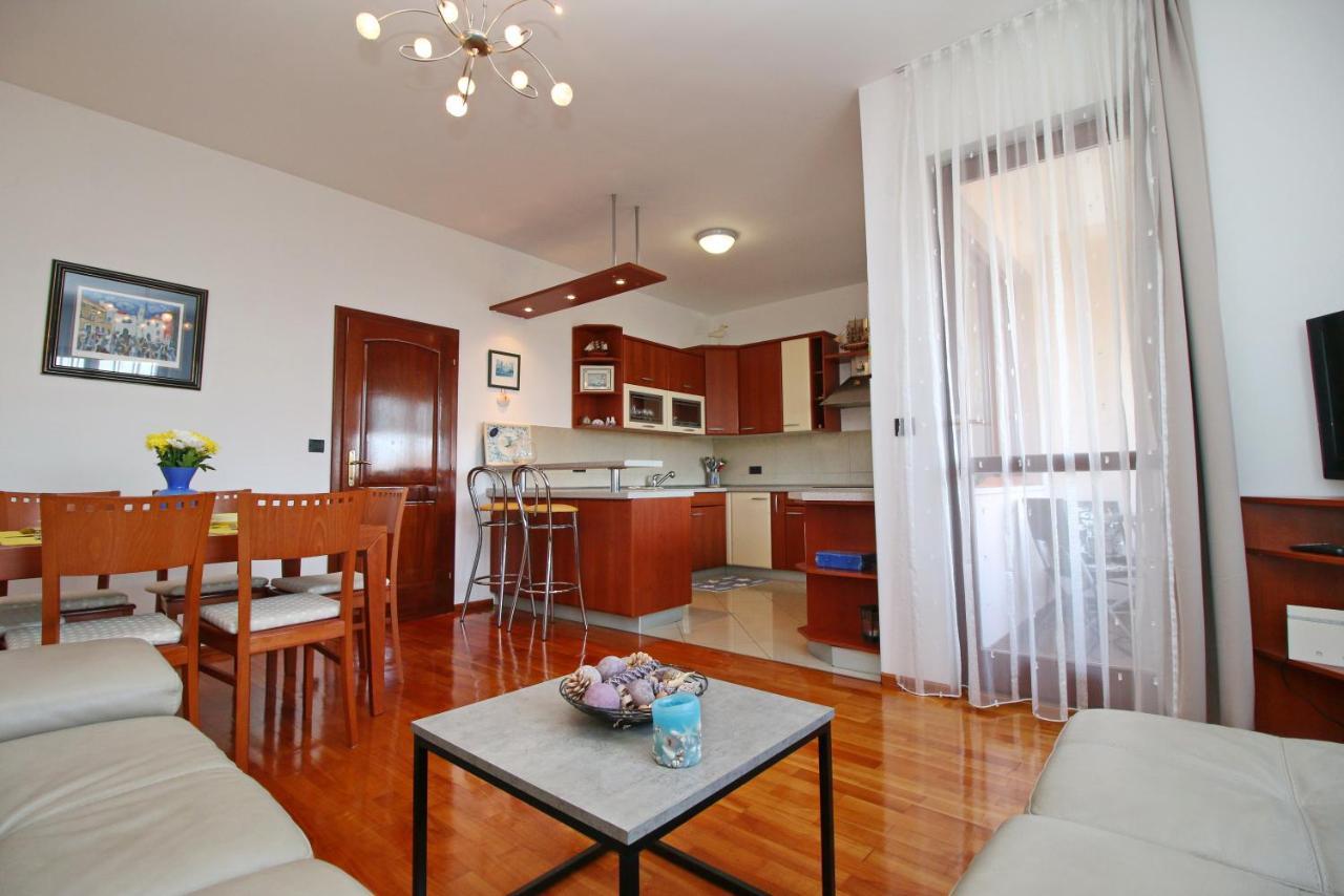 Polo Apartments Ровин Екстериор снимка