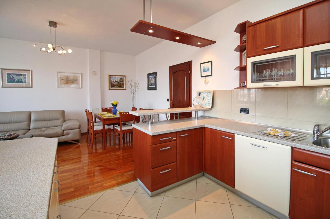 Polo Apartments Ровин Екстериор снимка
