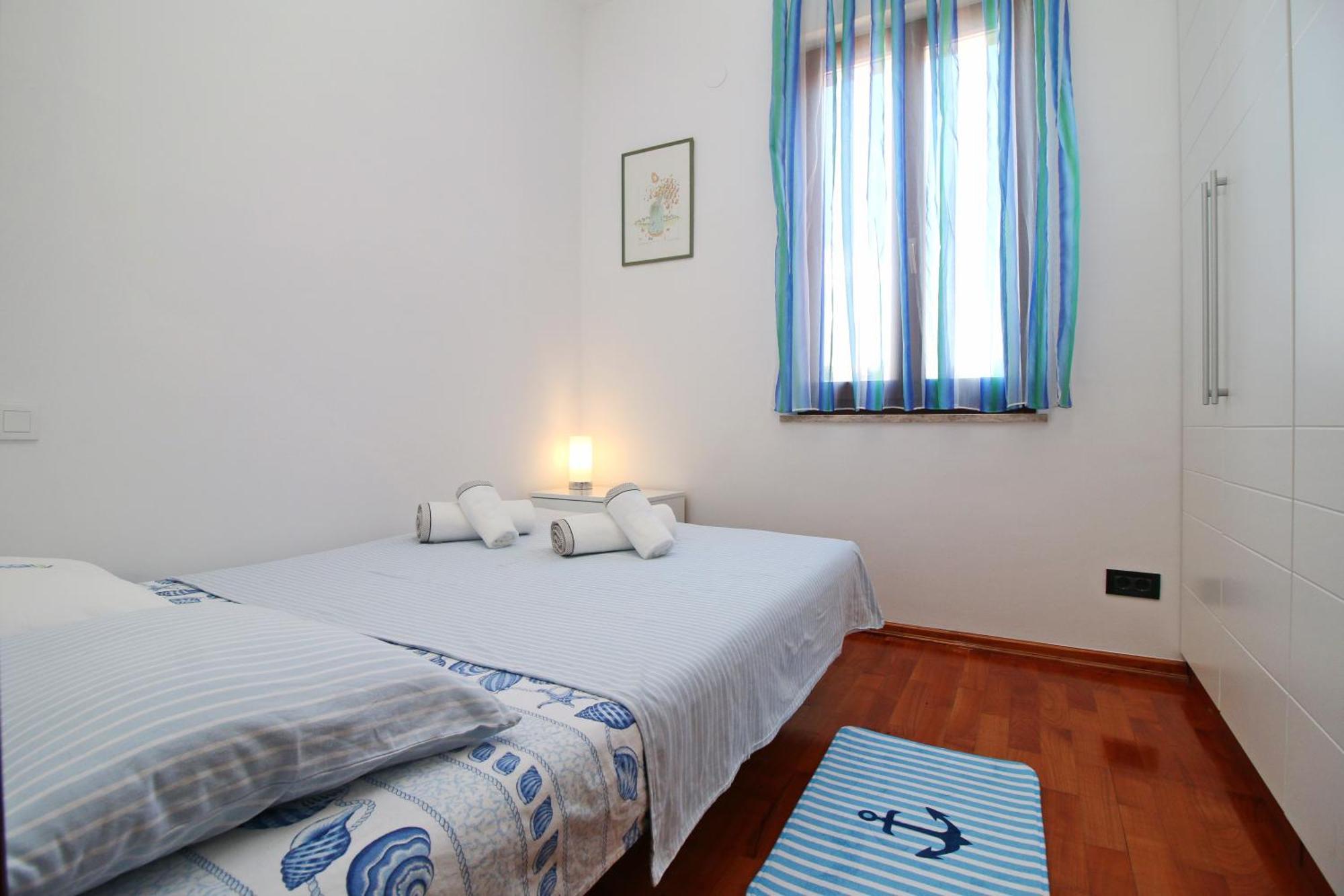 Polo Apartments Ровин Екстериор снимка