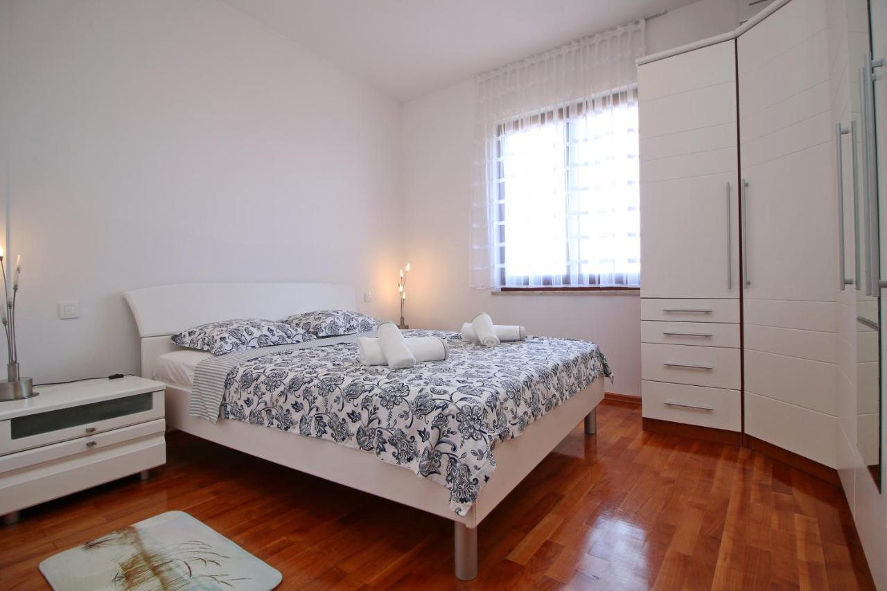 Polo Apartments Ровин Екстериор снимка